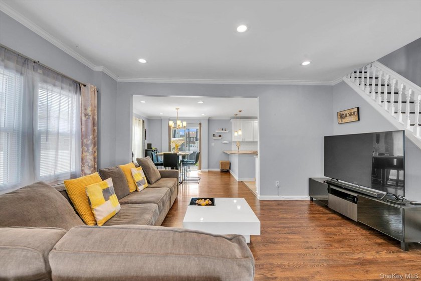 Beautiful 3 bedroom, 2.5 bath Colonial perfectly situated - photo 3