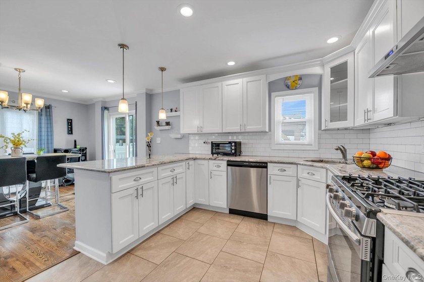 Beautiful 3 bedroom, 2.5 bath Colonial perfectly situated - photo 5