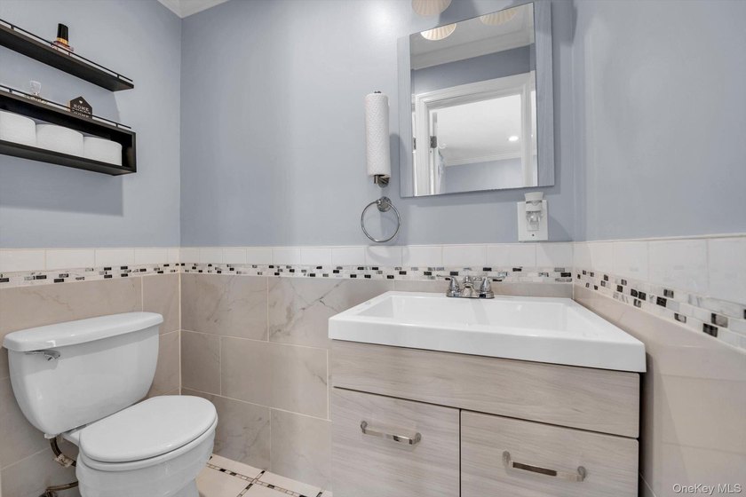 Beautiful 3 bedroom, 2.5 bath Colonial perfectly situated - photo 7