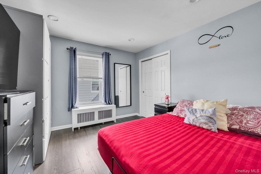 Beautiful 3 bedroom, 2.5 bath Colonial perfectly situated - photo 8