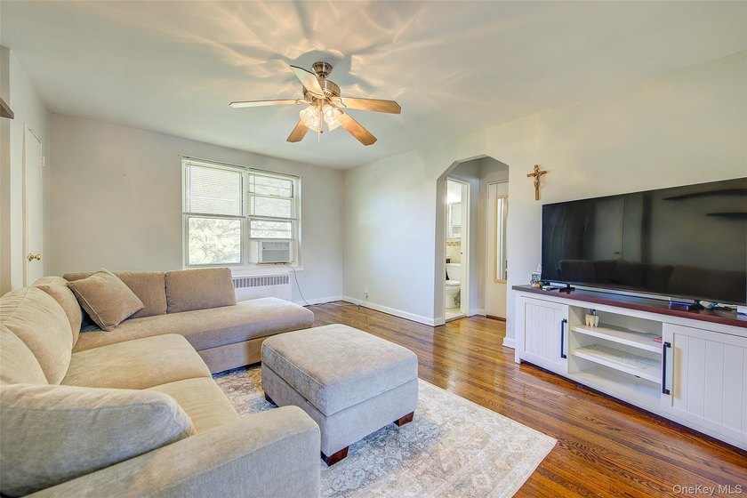 Welcome to this bright and airy retreat at quiet Baydale Tenants - photo 3