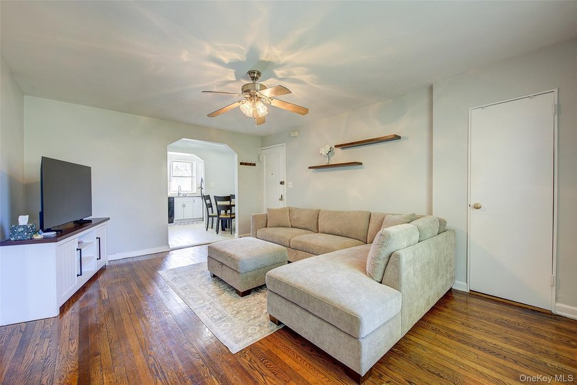 Welcome to this bright and airy retreat at quiet Baydale Tenants - photo 4