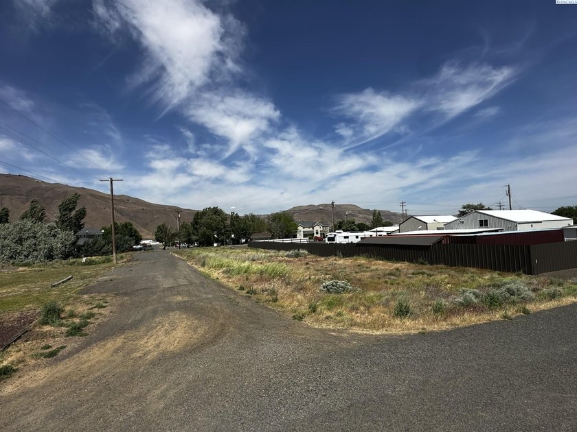 MLS# 292753 Build your dream in the quiet community of Roosevelt - photo 2