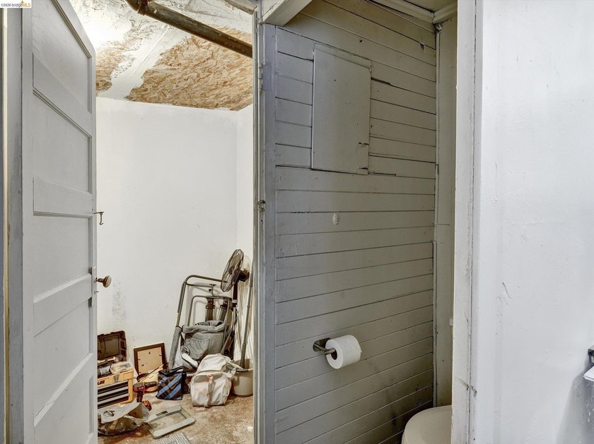 Conveniently located triplex near Children's Hospital and BART - photo 19