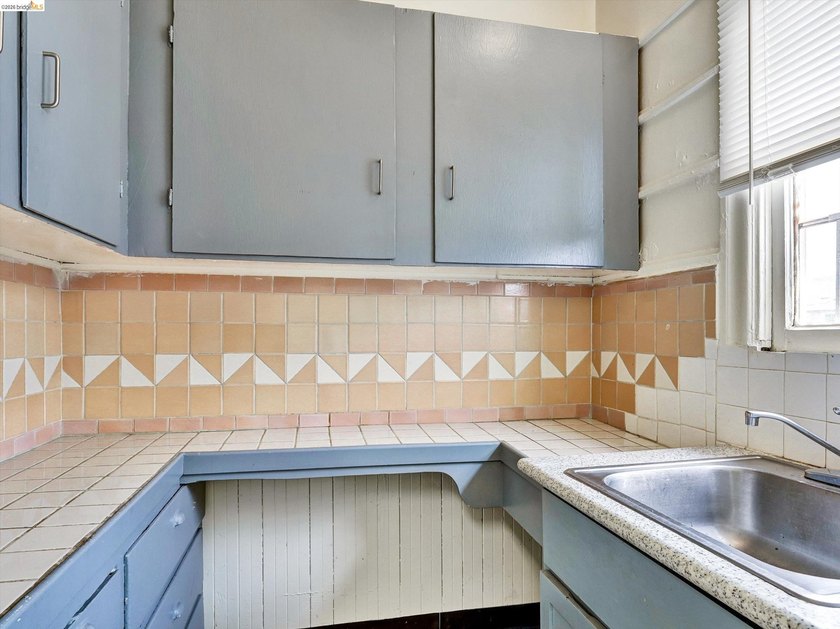 Conveniently located triplex near Children's Hospital and BART - photo 38