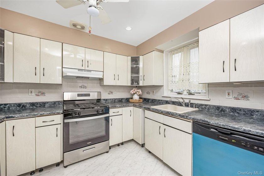 Located in Murray Hill/Auburndale section of Flushing, this - photo 6