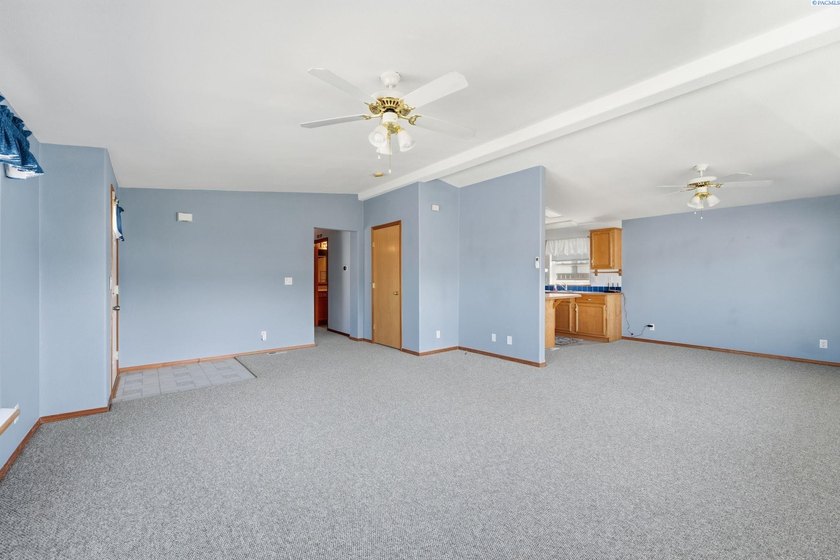Located in Desert Aire - a Columbia River community known for - photo 8