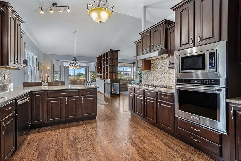 Exceptional custom ranch on a premium lookout lot, showcasing - photo 4
