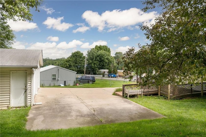Absolutely adorable and beautifully maintained, this two-bedroom - photo 22