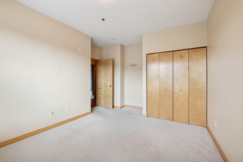 Welcome to this RARE 3 bedroom CORNER unit with 2 underground - photo 12