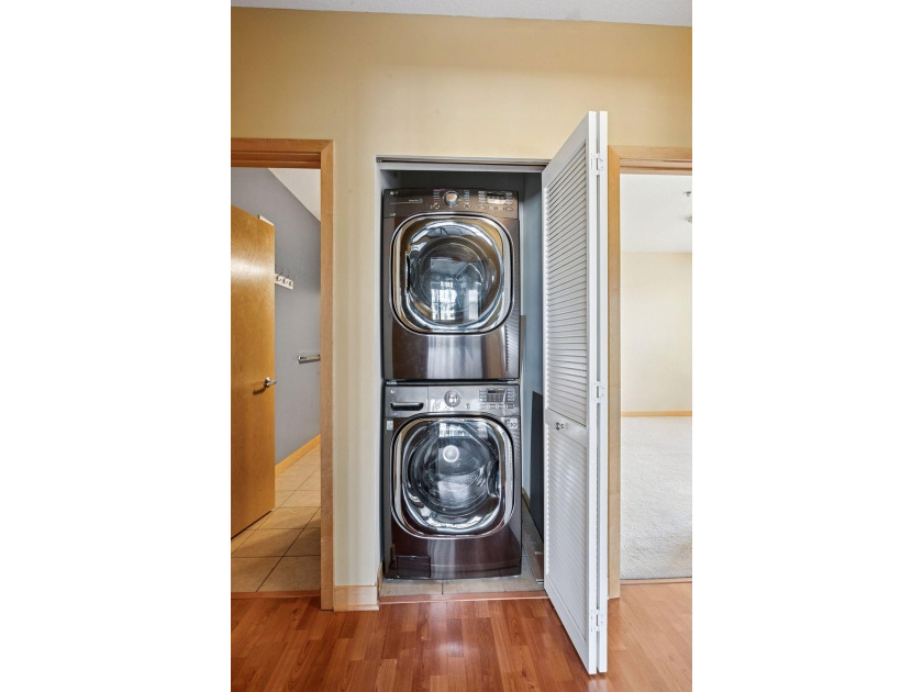 Welcome to this RARE 3 bedroom CORNER unit with 2 underground - photo 16