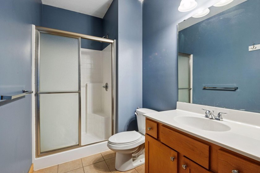 Welcome to this RARE 3 bedroom CORNER unit with 2 underground - photo 17