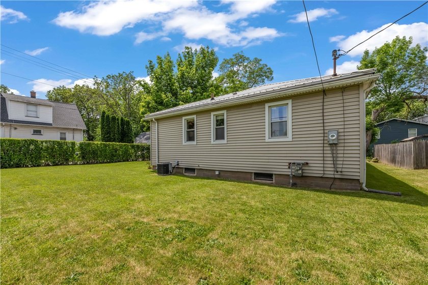 Lovingly maintained Ranch in Irondequoit! Step inside to a - photo 21