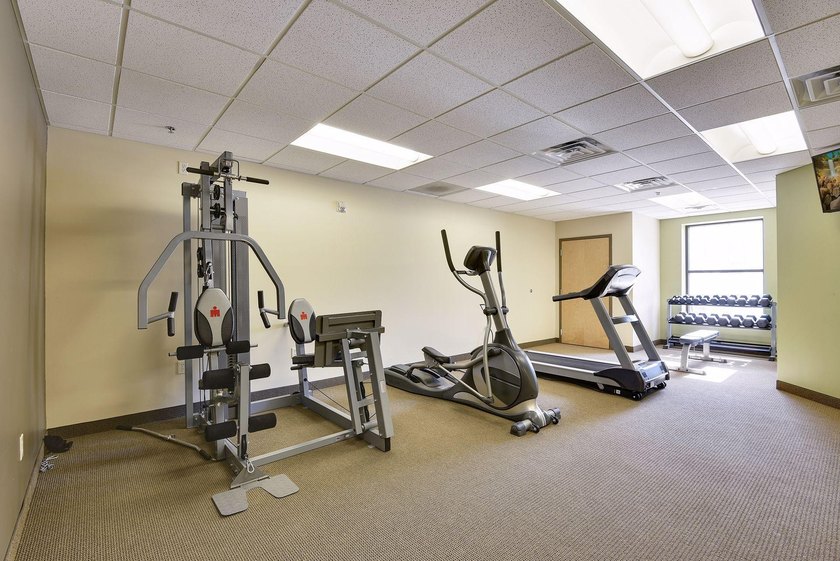 Welcome to this RARE 3 bedroom CORNER unit with 2 underground - photo 21