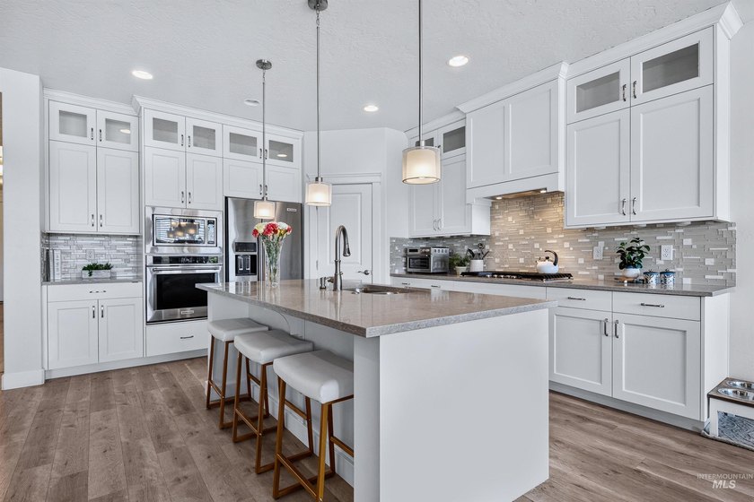 Custom home in the prestigious Red Hawk Ridge community. This - photo 7