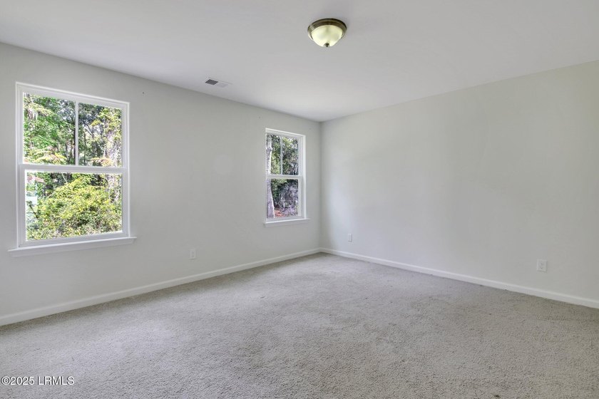 Welcome to your dream home! This elegant 3-bedroom, 2-bathroom - photo 11
