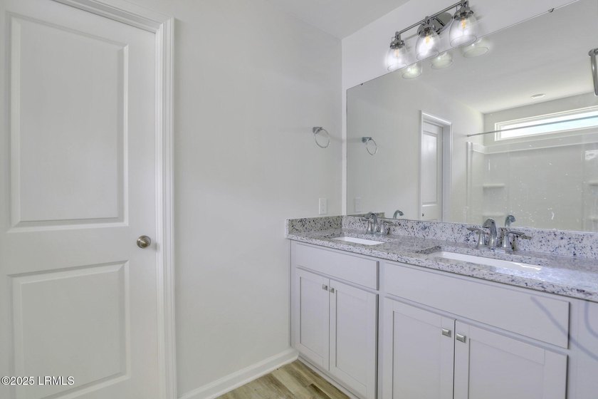 Welcome to your dream home! This elegant 3-bedroom, 2-bathroom - photo 15