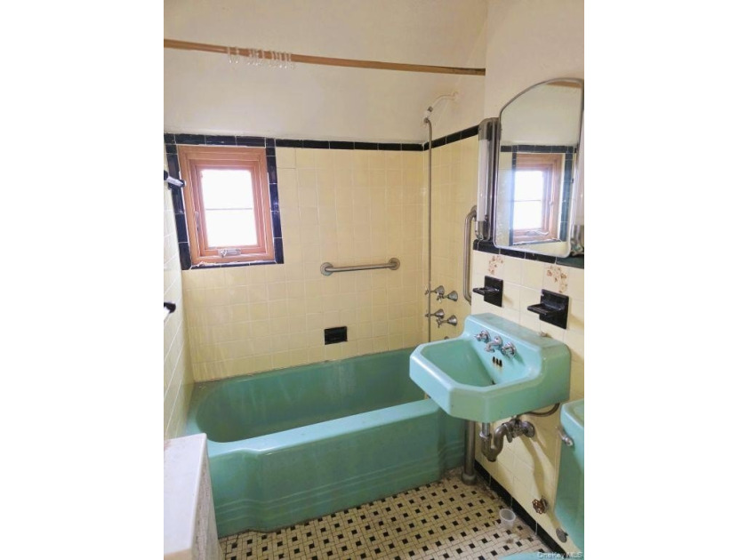 Throggs Neck - Two-Family Detached Brick Home Opportunity awaits - photo 15