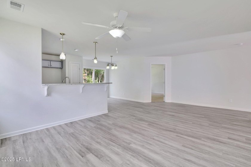 Welcome to your dream home! This elegant 3-bedroom, 2-bathroom - photo 21