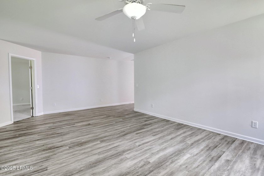 Welcome to your dream home! This elegant 3-bedroom, 2-bathroom - photo 22