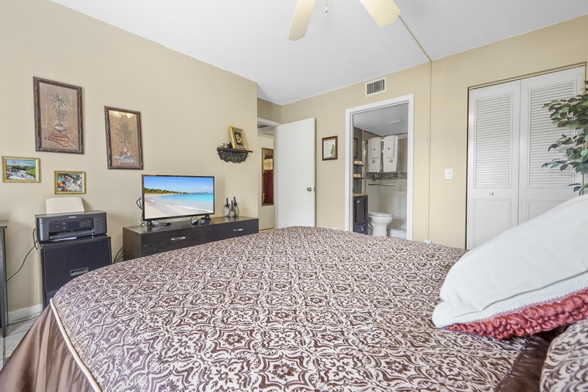 Welcome to this beautifully updated 2-bedroom, 2-bathroom - photo 14