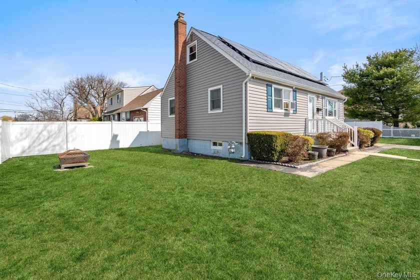 Welcome to this beautiful 3 bedroom home in Lindenhurst. Updated - photo 22