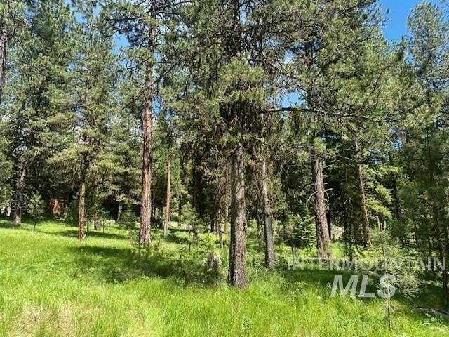 Nestled on the lovely wooded bench above the golf course and - photo 8