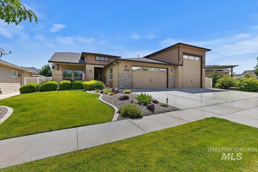 Meticulously maintained &amp; showing true pride of ownership inside - photo 3