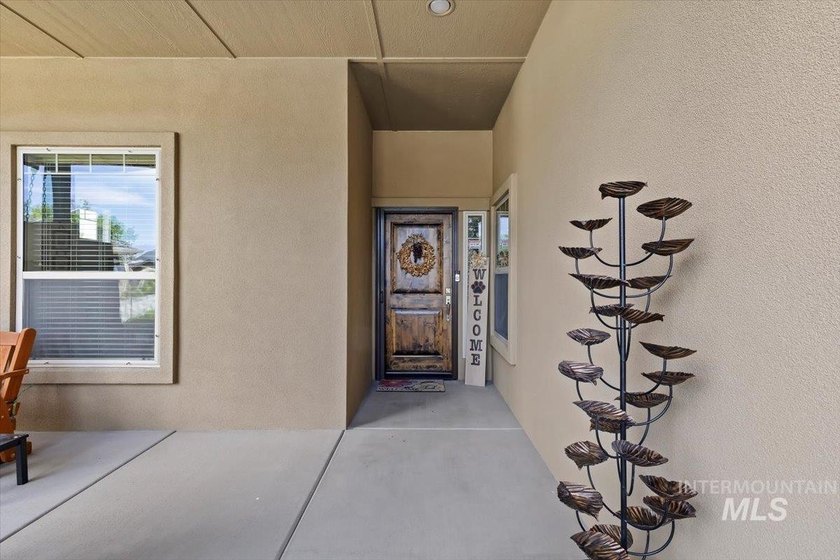 Meticulously maintained &amp; showing true pride of ownership inside - photo 4