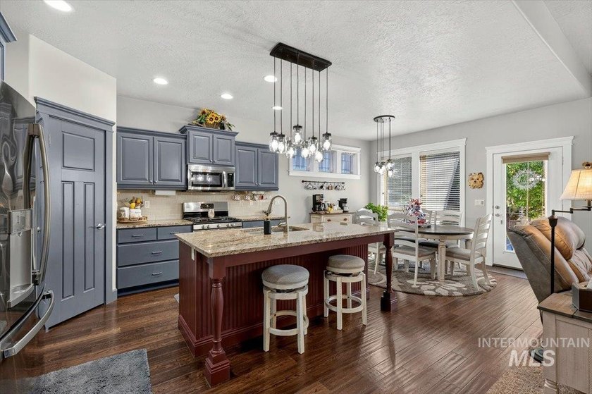 Meticulously maintained &amp; showing true pride of ownership inside - photo 8