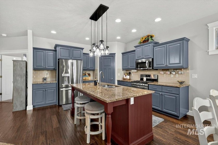 Meticulously maintained &amp; showing true pride of ownership inside - photo 9