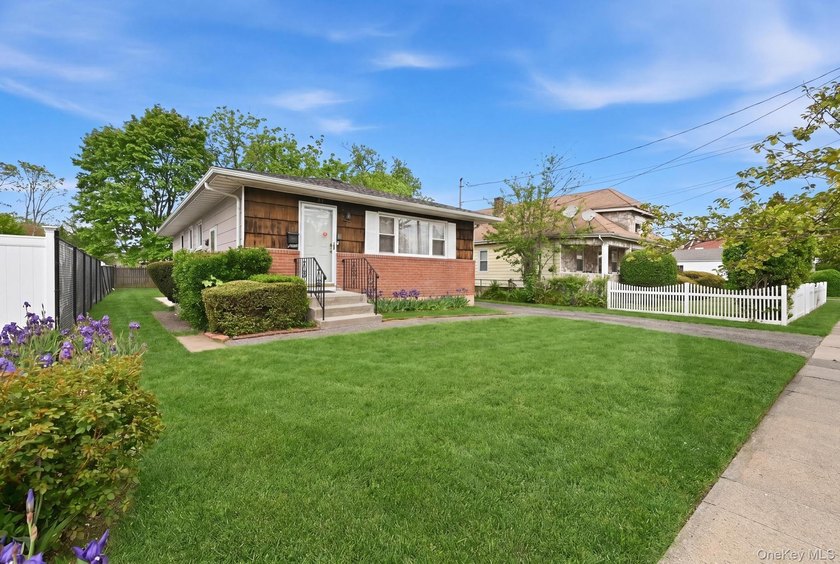3-bedroom ranch offering 2 full bathrooms, a full finished - photo 4