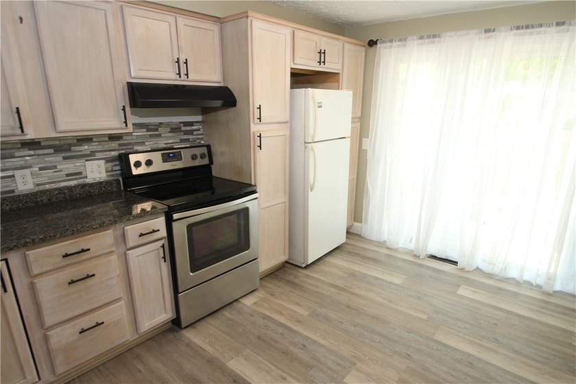 Easy First-Floor Living in Webster! Looking for first-floor - photo 4