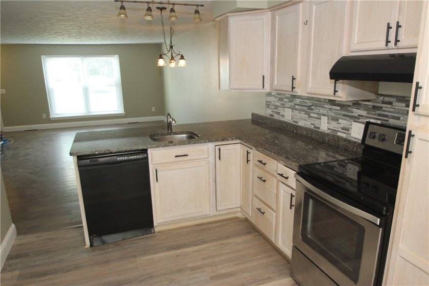 Easy First-Floor Living in Webster! Looking for first-floor - photo 5
