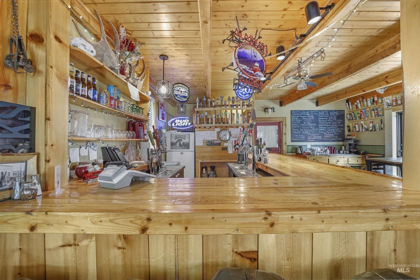 The Bear Bottom Inn is a fully equipped restaurant bar with - photo 6