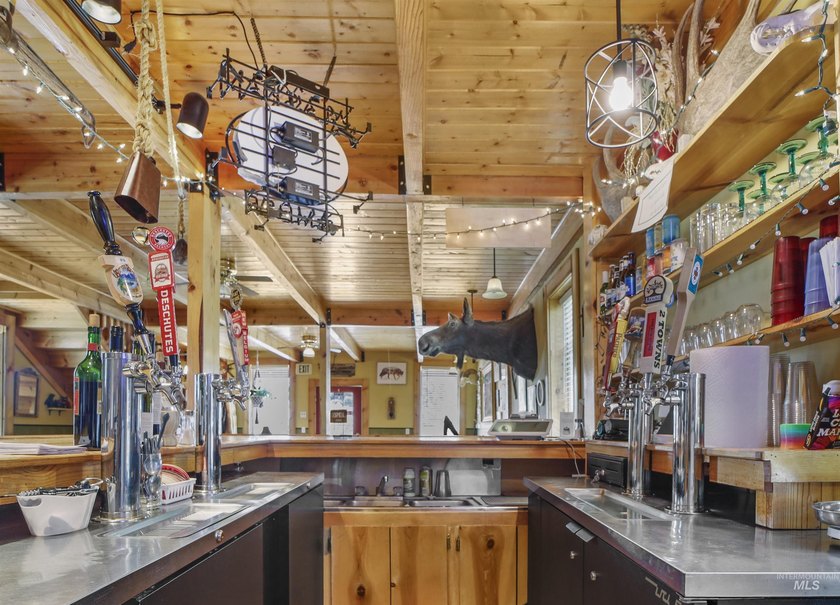 The Bear Bottom Inn is a fully equipped restaurant bar with - photo 8