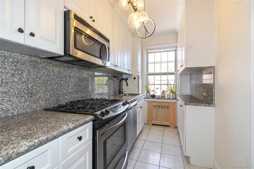 Welcome to this elegant, move in ready, 2-bedroom, 1-bathroom - photo 9