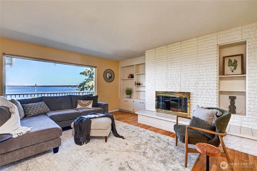 Perched on a quiet South Hill lane, this timeless Mid-Century - photo 6