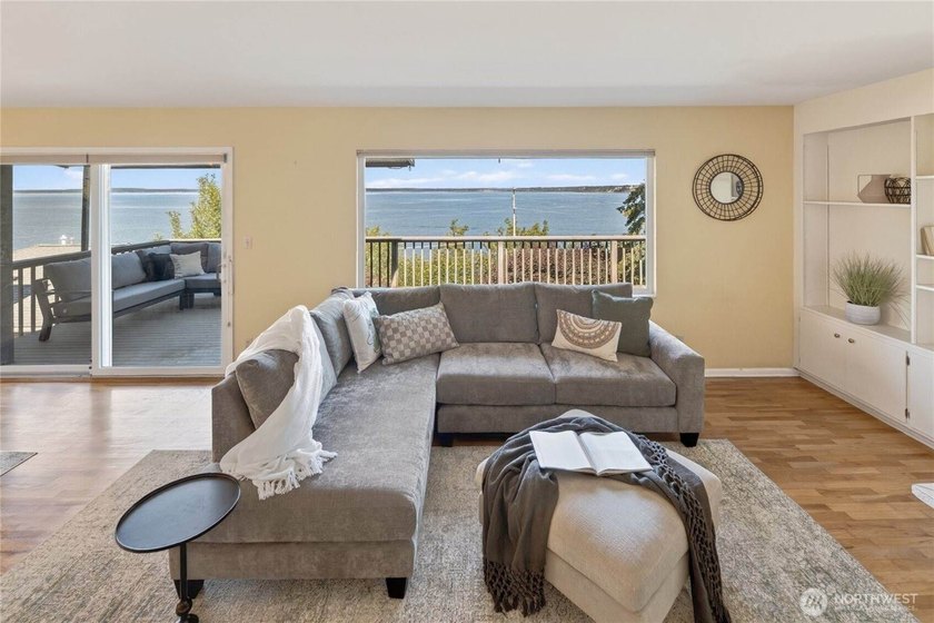 Perched on a quiet South Hill lane, this timeless Mid-Century - photo 7