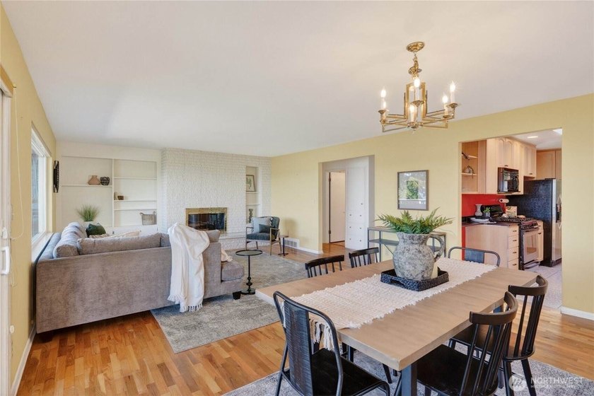 Perched on a quiet South Hill lane, this timeless Mid-Century - photo 10