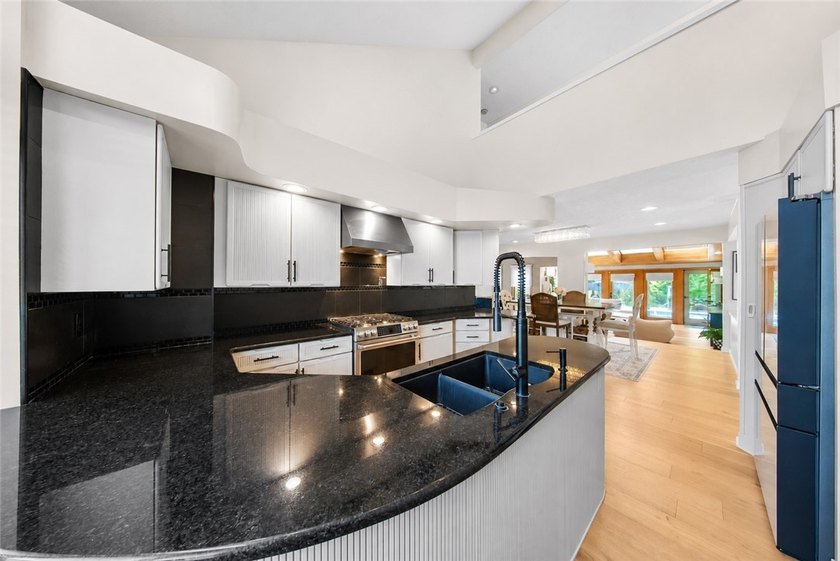 Welcome to 25 Country Wood Landing, where luxury, craftsmanship - photo 11