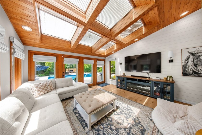 Welcome to 25 Country Wood Landing, where luxury, craftsmanship - photo 18