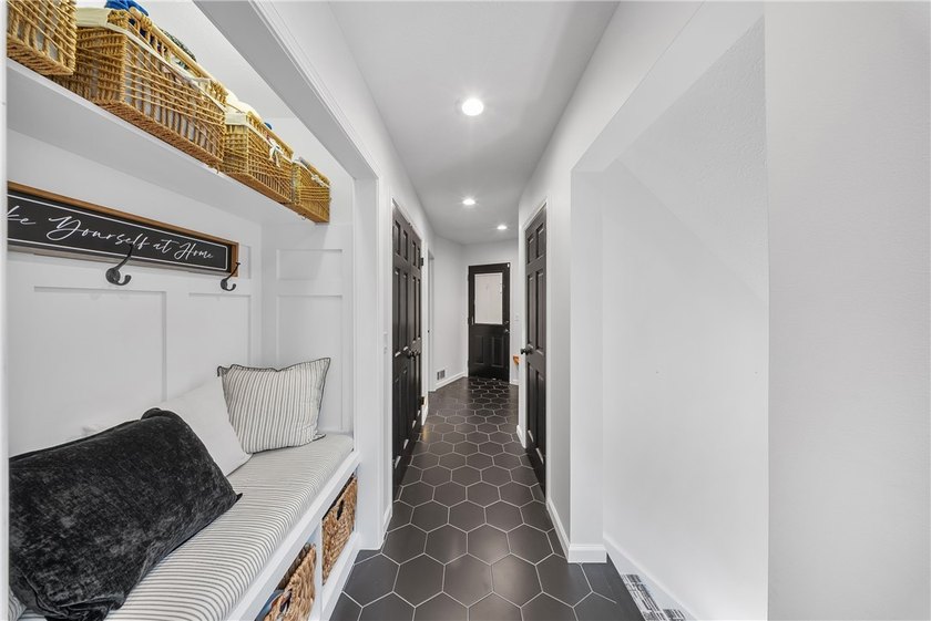 Welcome to 25 Country Wood Landing, where luxury, craftsmanship - photo 19