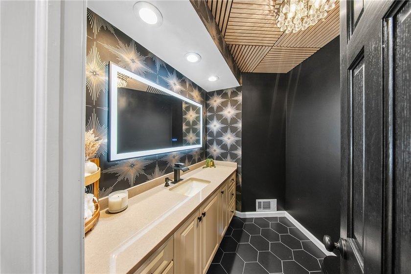 Welcome to 25 Country Wood Landing, where luxury, craftsmanship - photo 20