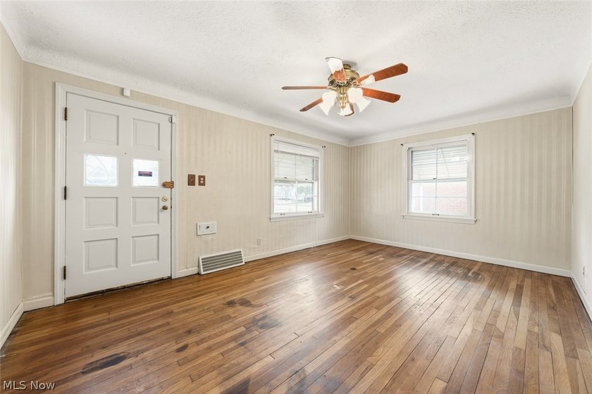A unique opportunity to transform this lovely 3-bedroom Euclid - photo 2