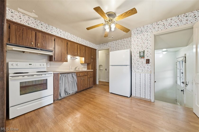 A unique opportunity to transform this lovely 3-bedroom Euclid - photo 5