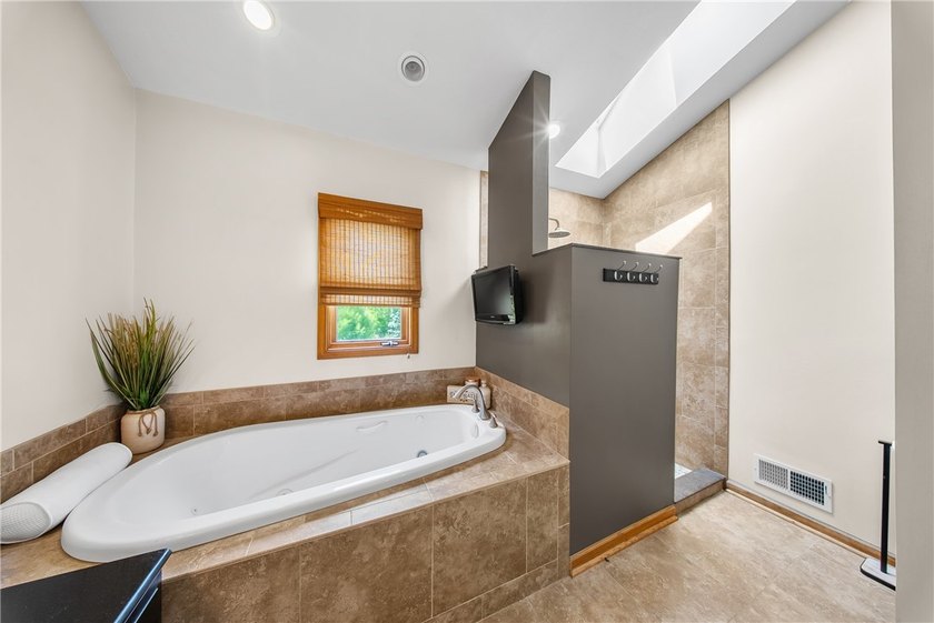 Welcome to 25 Country Wood Landing, where luxury, craftsmanship - photo 32