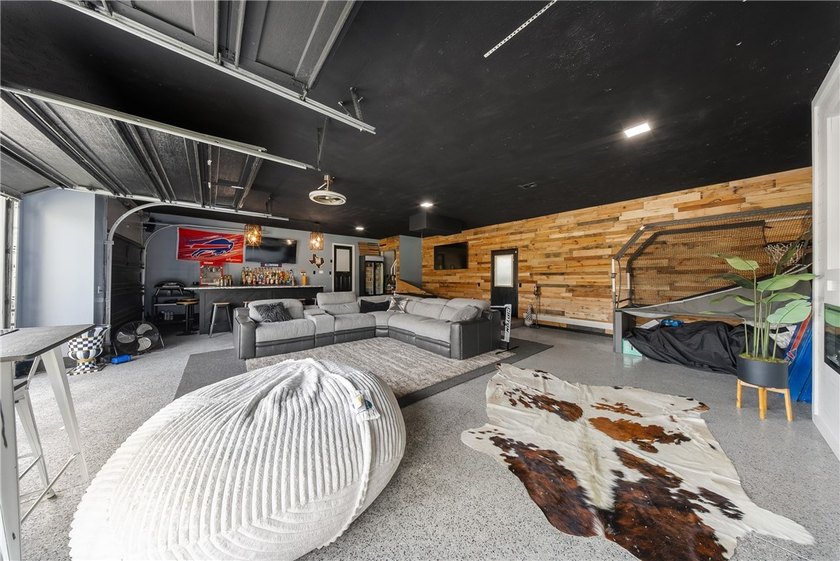 Welcome to 25 Country Wood Landing, where luxury, craftsmanship - photo 41