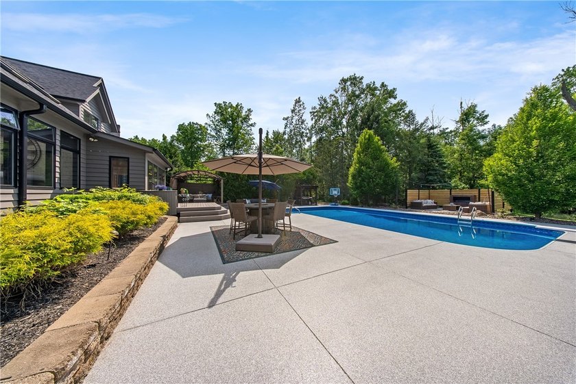 Welcome to 25 Country Wood Landing, where luxury, craftsmanship - photo 47