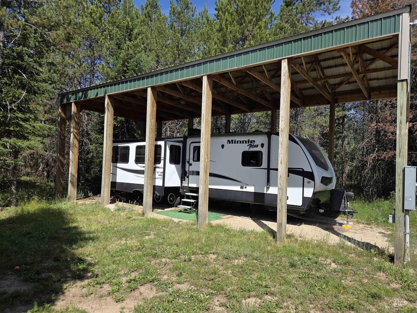 Remarkable property ready for you to camp, RV or build. 1.5 flat - photo 3